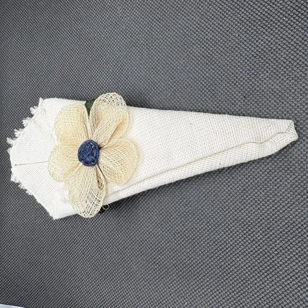 Set of 6 Cocktail Napkins with Removable Floral Napkin Rings + 1 Spare. Unused